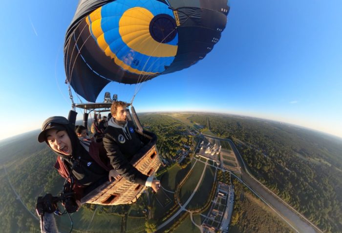 Antoine et Élodie en haut de la nacelle au dessus de Chambord.